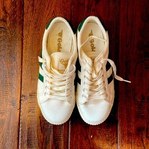 Goal canvas, green sneaker